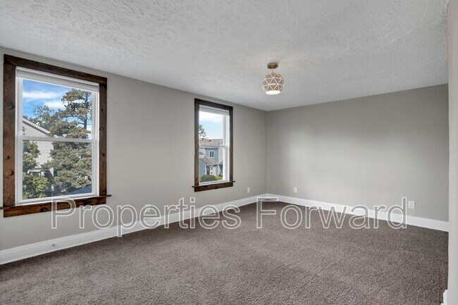 Building Photo - 533 E Jenkins Ave