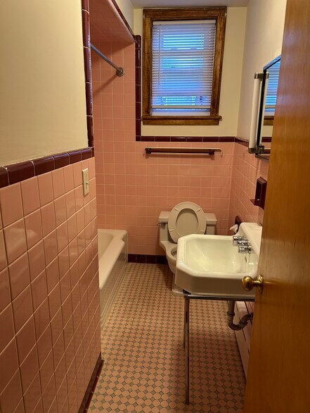 bath 2 - 1440 Penn Ave