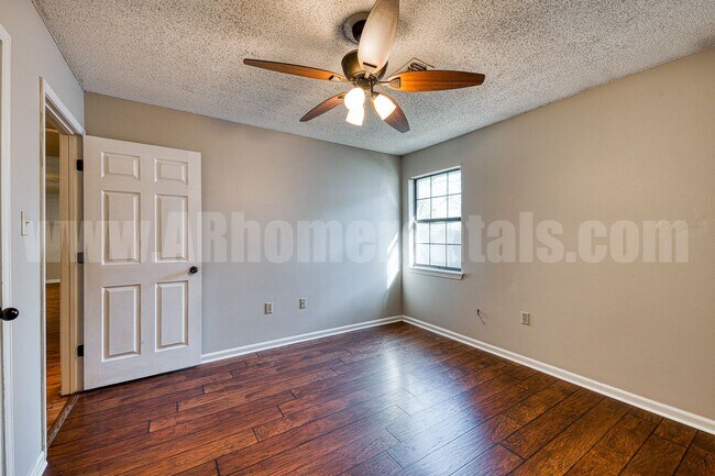 Building Photo - 114 S Mitchell St