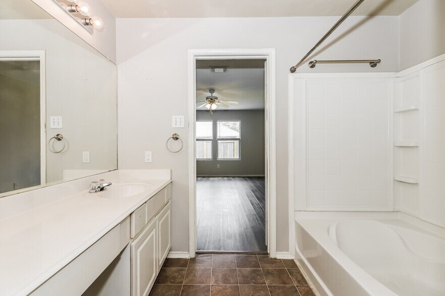 Building Photo - 19710 Rocky Shores Dr