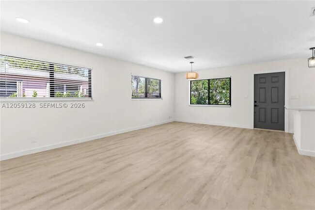 Building Photo - 328 SW 11th Ave
