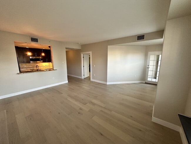 Building Photo - 2 bed/2 bath condo in Golden Triangle