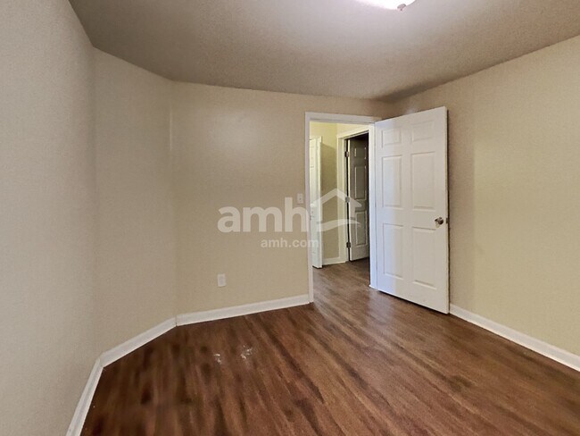 Building Photo - 320 Lazy Willow Lane