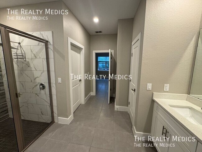 Building Photo - 119 Lily Ln