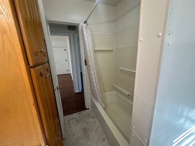 Building Photo - Two bedroom, One bathroom, Pet Friendly Ho...