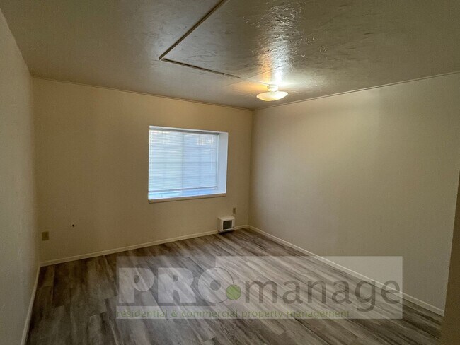 Building Photo - 576 - 596 N. Boulevard