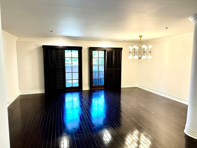 Building Photo - 850 N Croft Ave