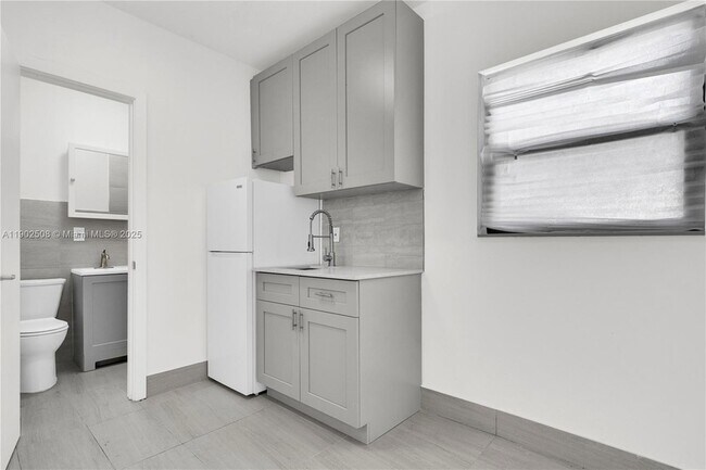 Building Photo - 13390 NE 6th Ave