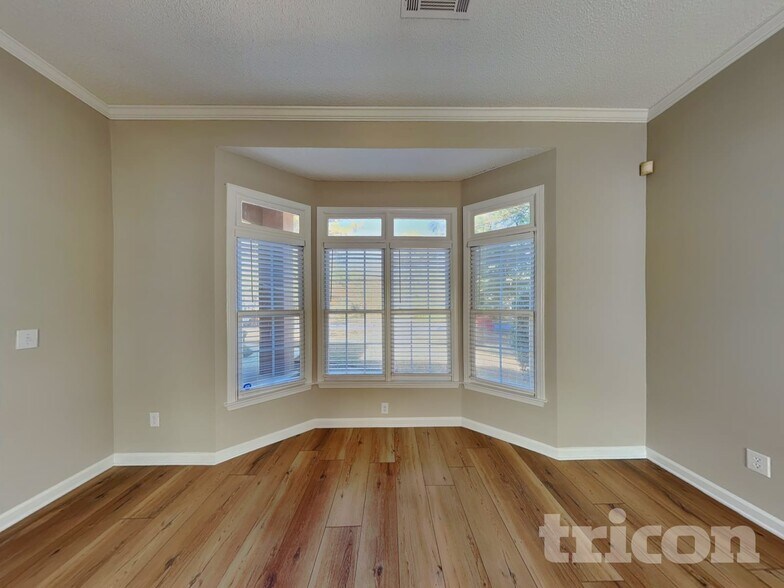 Building Photo - 112 Falling Waters Dr