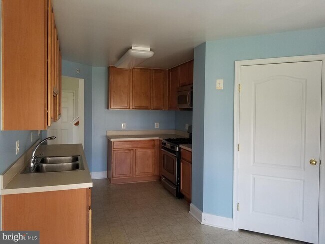 Building Photo - 12824 Clarksburg Square Rd