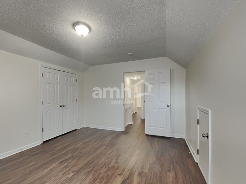 Building Photo - 215 Creekview Dr