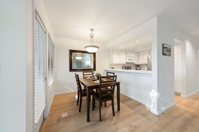 Building Photo - 2 bedroom Condo