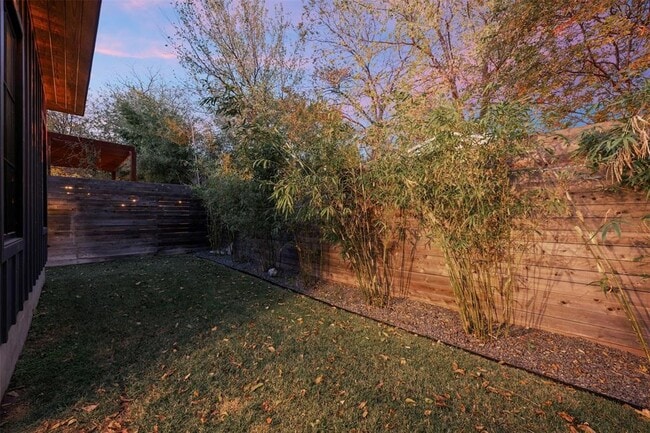 Building Photo - 1702 Bauerle Ave