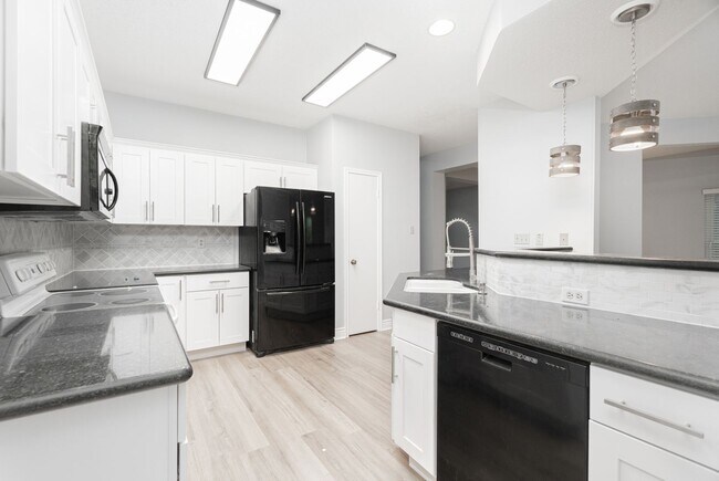 Building Photo - Beautiful corner lot move in ready!