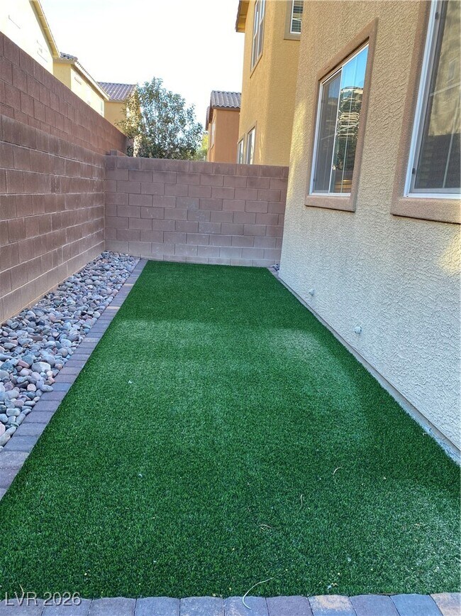 Building Photo - 11046 Fort Bowie St