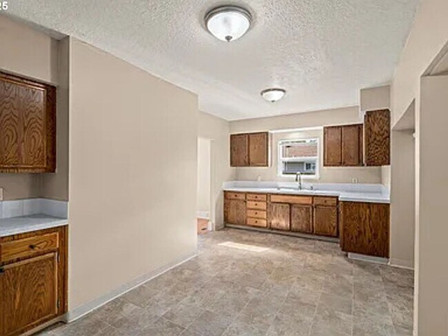 Building Photo - GPM657 - SE Raymond Ct. (T1)