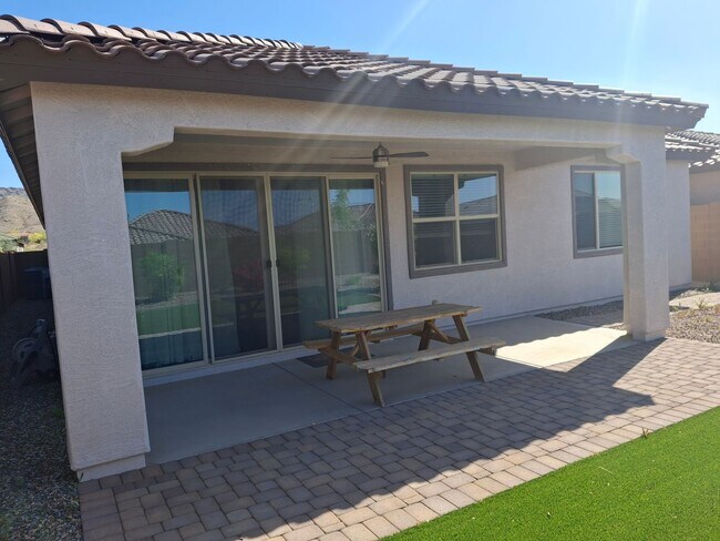 Building Photo - NEWER BUILD IN BEAUTIFUL GATED PHOENIX COMMUNITY!