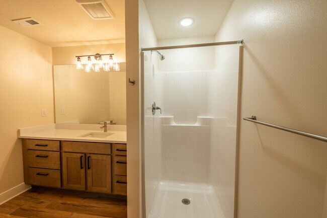 Building Photo - 3 Bed / 2.5 Bath Townhome w/Deck, Walkout Finished Basement, 9' Ceilings, Quartz Tops, Stainless ...