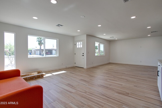 Building Photo - 4806 S La Rosa Dr