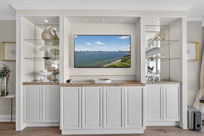 Building Photo - 801 Lake Shore Dr