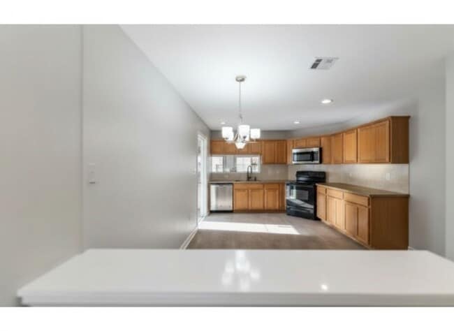 Building Photo - 2135 Collingsfield Dr