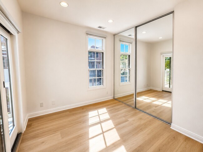 Building Photo - Bungalow