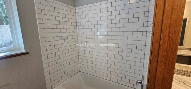 Building Photo - Beautiful duplex apt. on Quiet culdesac