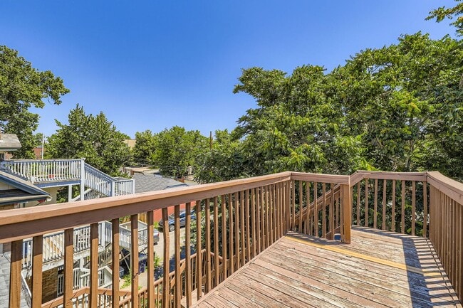 Building Photo - Top Unit (Beautiful Views) Flexible move in! Off Street Parking! All utilities included!