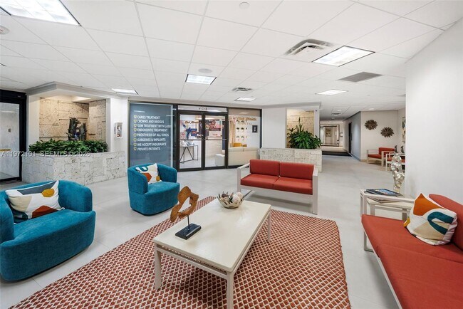 Building Photo - 2555 Collins Ave