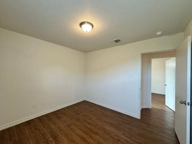 Building Photo - 901 Lasso Dr