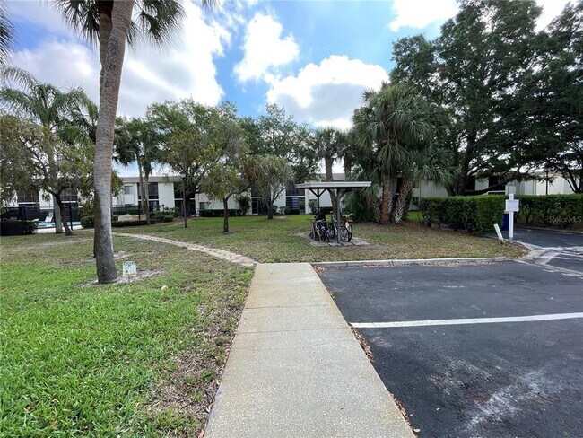 Building Photo - 211 Pine Ct