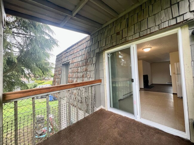 Building Photo - Upper-Floor Unit in Fourplex near Tacoma Mall