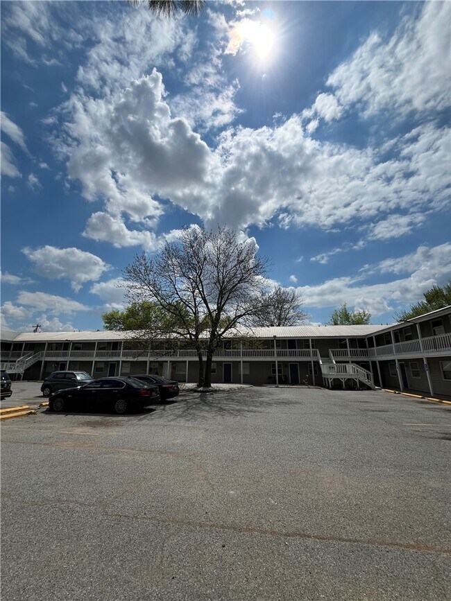 Building Photo - 1701 N Lewis Ave