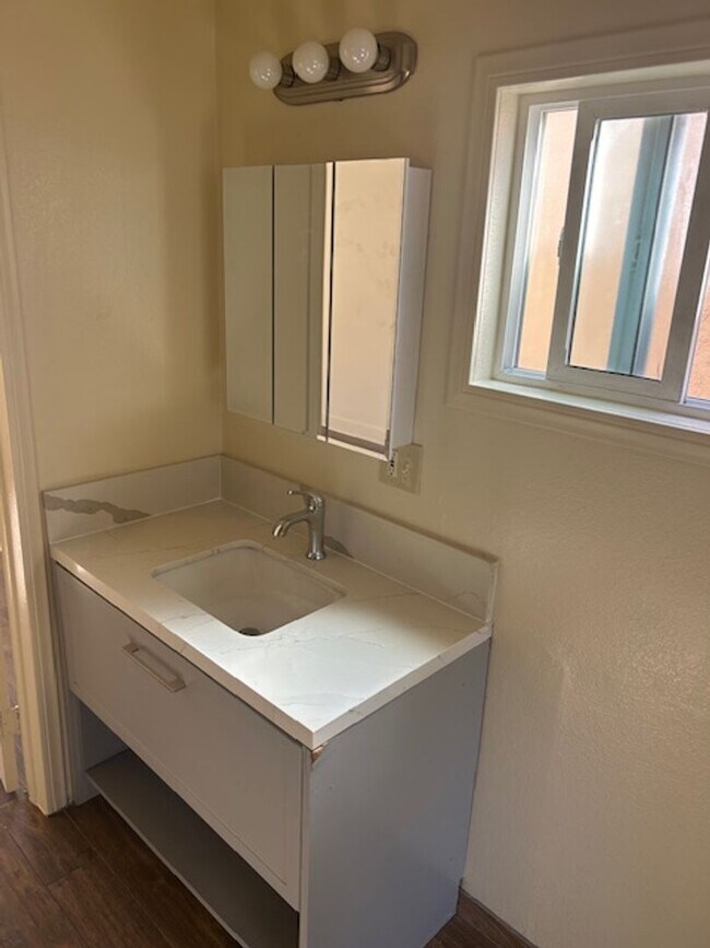 Building Photo - 649