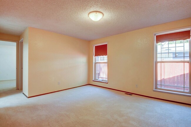 Building Photo - 3 Bed 2 Bath Home