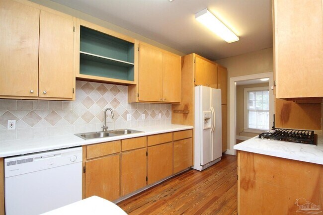 Building Photo - 1504 E Strong St