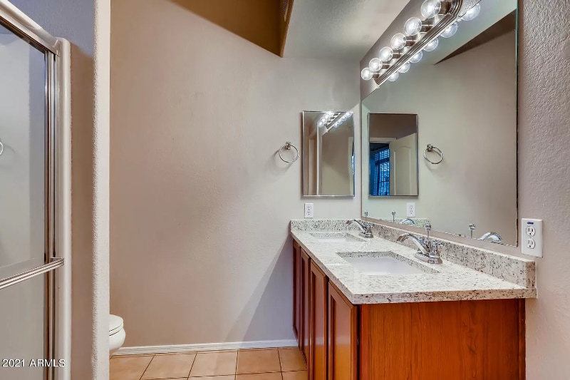 Building Photo - 2402 E 5th St