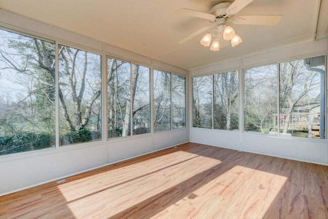 Building Photo - Knoxville 37919 - 3 bedroom, 2 bath home with a bright sunroom - Contact Ray Gaudet RAYGAUDET@OUT...