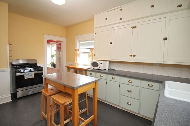 Building Photo - Delightful Remodeled Alberta Arts 3 Bed/2 Bath Bungalow