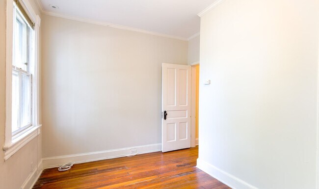 Building Photo - Classic Capitol End-Unit Hill Rowhome