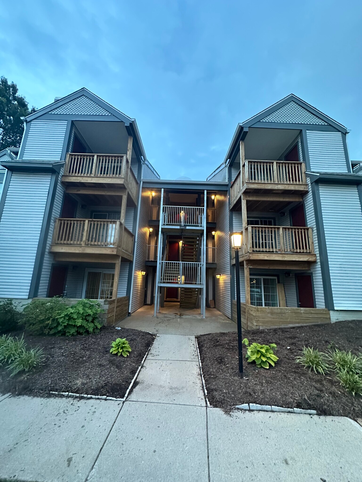 Building Photo - 6903 Victoria Dr