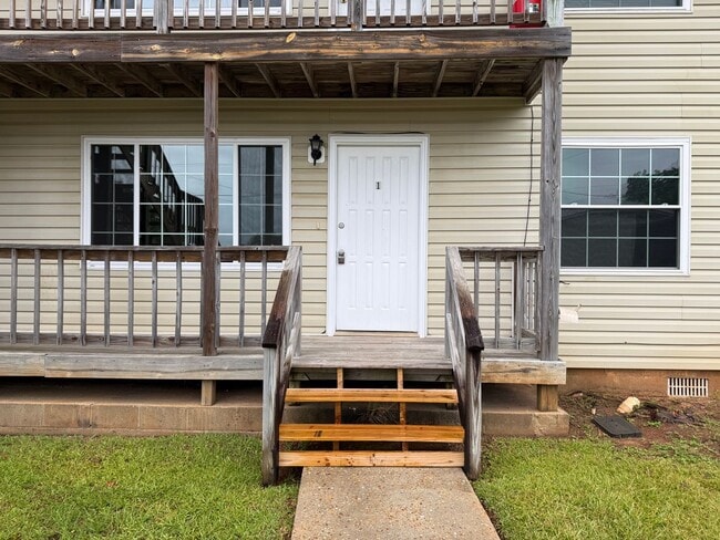 Building Photo - 205 Glenwood Ln
