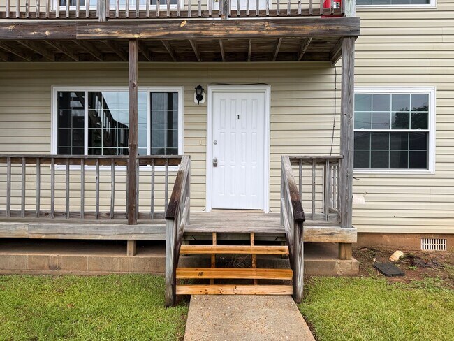 Building Photo - Available NOW-205 Glenwood Drive Apt 1- New LOOK
