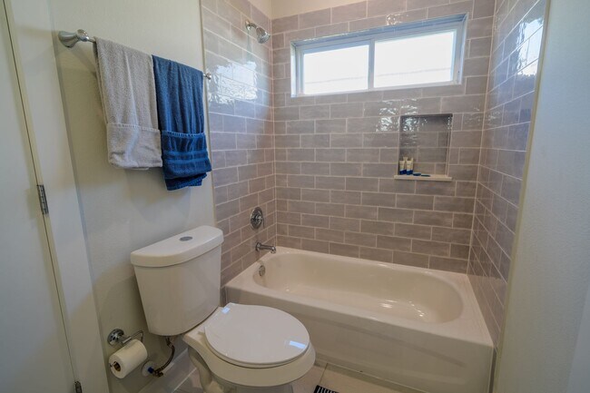 Building Photo - Modern Comfort in a Prime Location