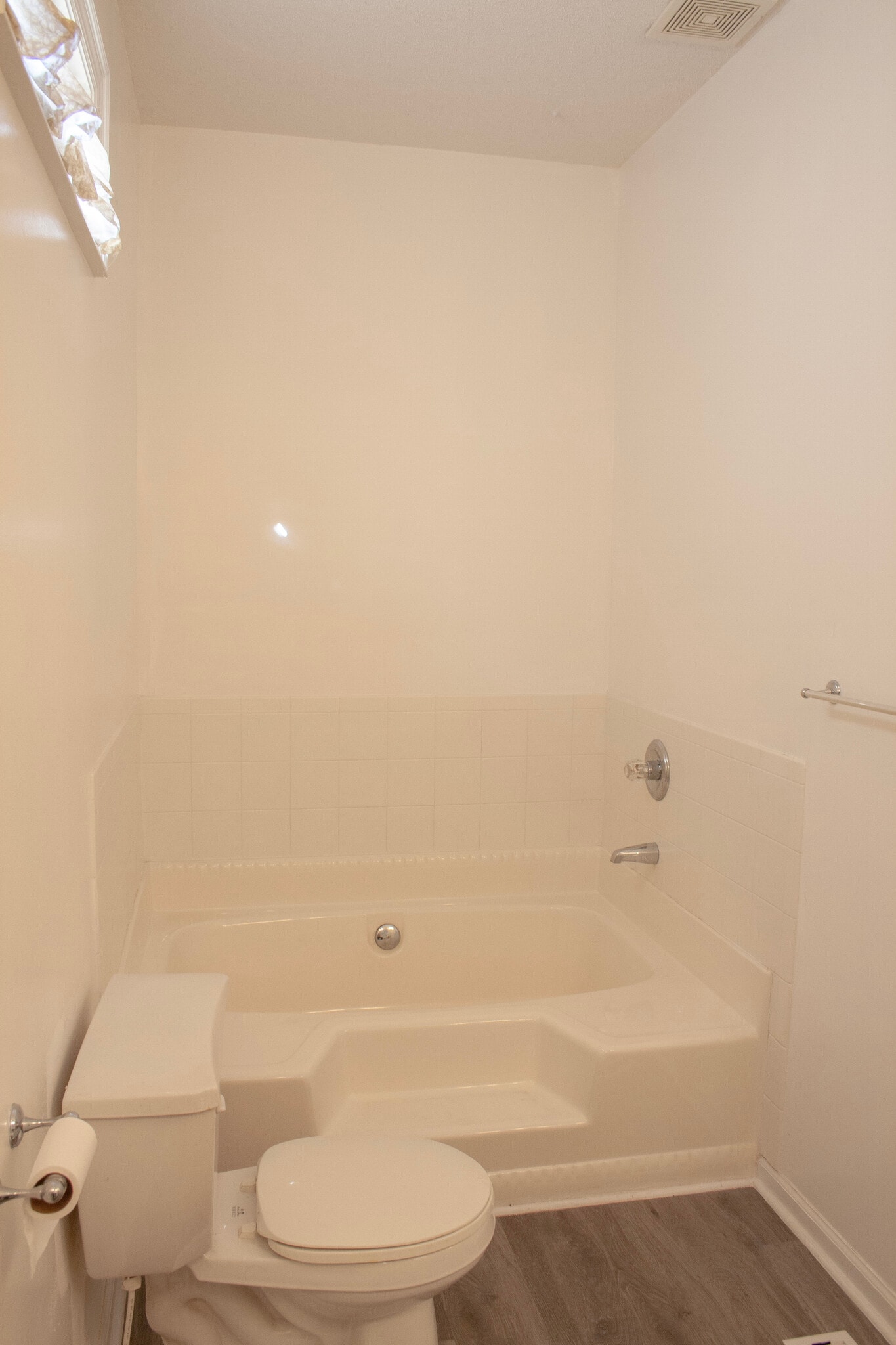 Master Garden Bathtub - 237 Yale Rd