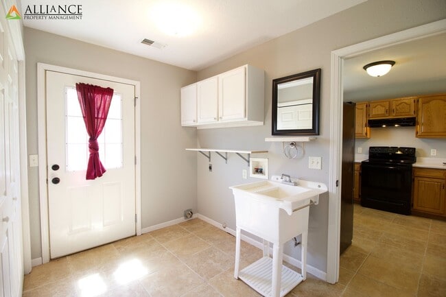 Building Photo - Beautiful 4 Bedroom - 2 Bath Home Close to Flint Hills Christian School!