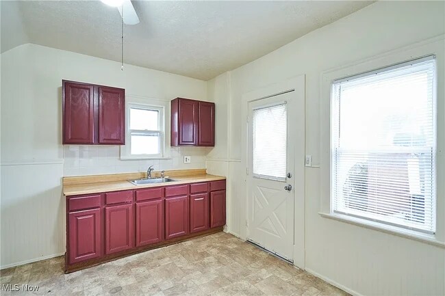 Building Photo - 8606 Vineyard Ave