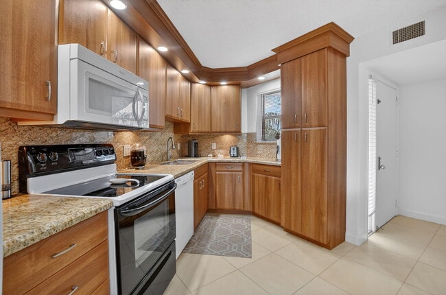 Building Photo - 5851 Camino Del Sol