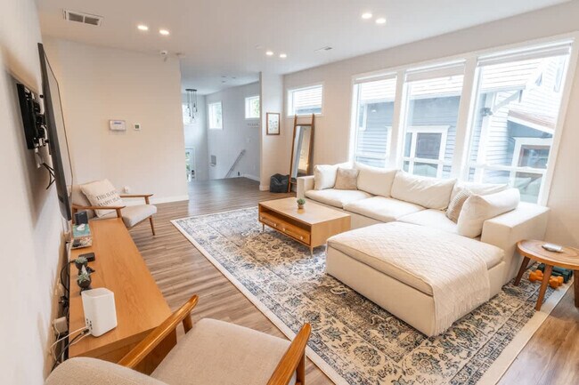 Building Photo - 5177 NE 14th Pl