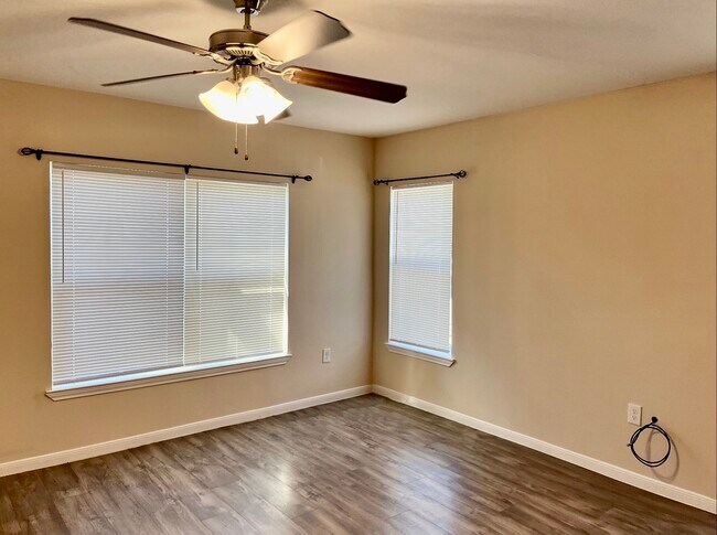 Building Photo - 104 N Eastwood St